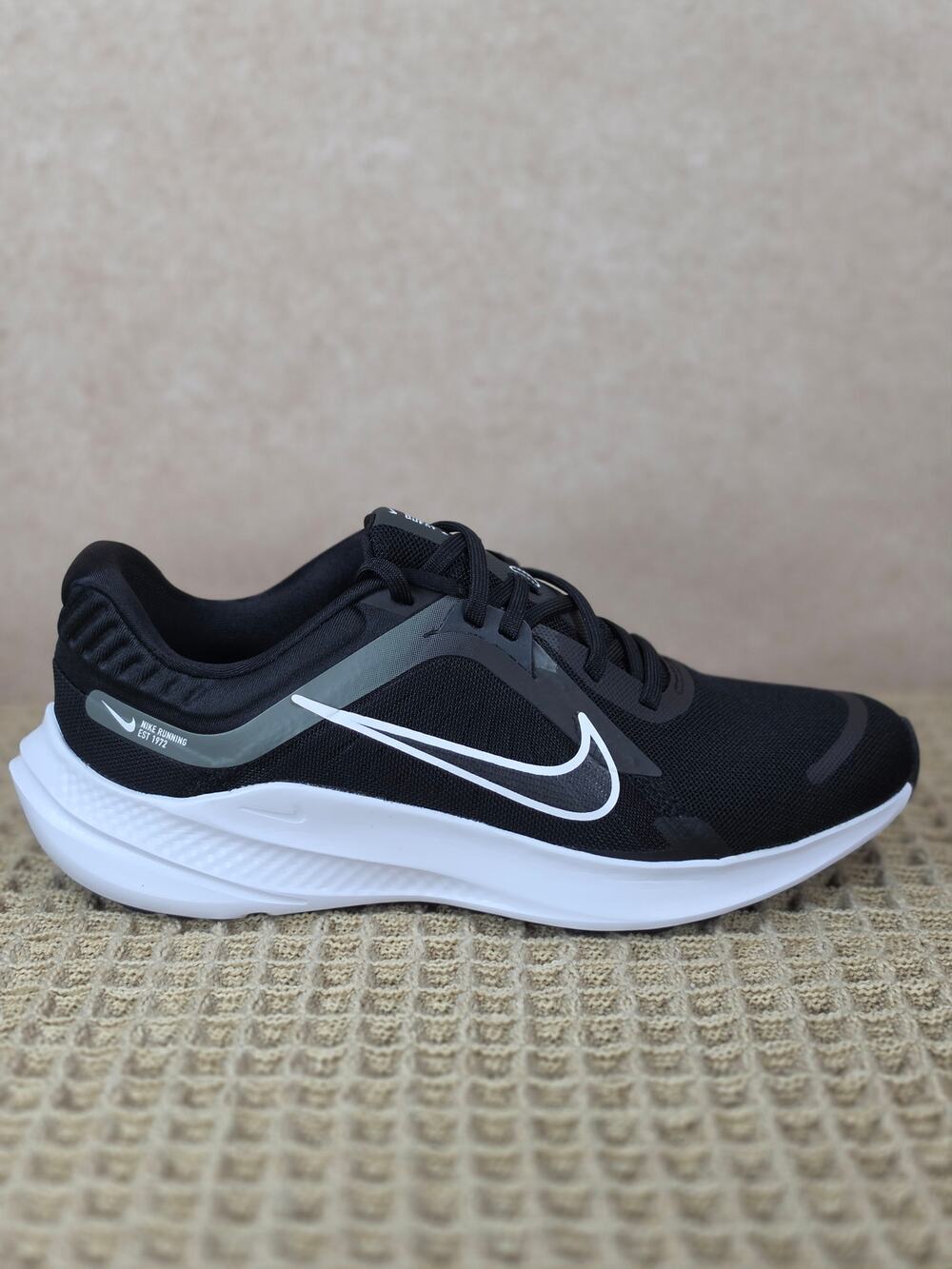 Nike Quest 5 DD0204‑001 Men’s 7 / Women’s 8.5 Black White Smoke Grey – Brand New